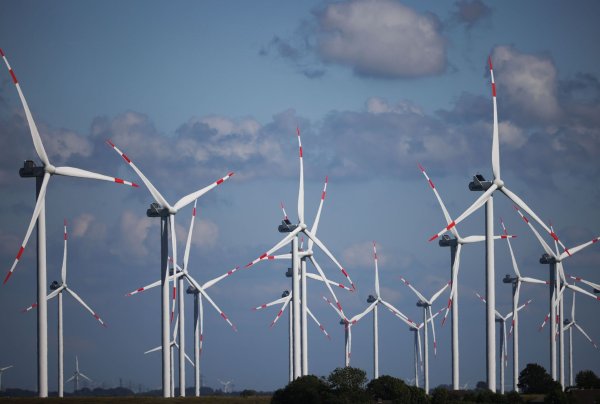 Die NRW-Landesregierung will bis 2027 mindestens 1.000 neue Windräder bauen. - © Christian Charisius/dpa