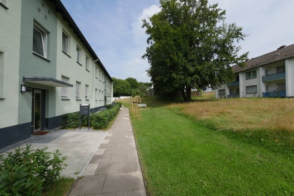 In der Augustdorfer Wohnsiedlung "Am Dören" haben sich die Verhältnisse gebessert. Mit etwas Farbe und neu gepflanzten Hecken ist das Haus Mittelstraße 3-5 im August 2024 vom Eigentümer aufgehübscht worden - allerdings nur dieses eine Haus und auch nur äußerlich. Die Probleme mit Vermüllung und Ruhestörungen sind Gemeinde, Ordnungsdienst und Kreis gemeinsam angegangen. - © Archivfoto: Jost Wolf