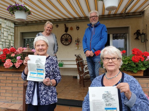 Helga Rinne und Monika Rieke aus Pottenhausen haben gerade freiwillig ihre Fahrerlaubnis abgegeben und halten ein
Freifahrtticket, das für ein Vierteljahr gültig ist, in der Hand. Dahinter stehen Marianne Rautenberg und Heinz Grützmacher, die sich für eine Umsetzung des Antrages stark machen. - © Verena Rautenberg