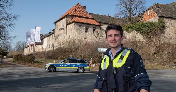 Der 39-jährige Polizeioberkommissar Daniel Tiedge übernimmt den Bezirksdienst-Posten im Extertal von Polizeihauptkommissar Uwe Potthast. - © Sonja Thelaner / Polizei Lippe
