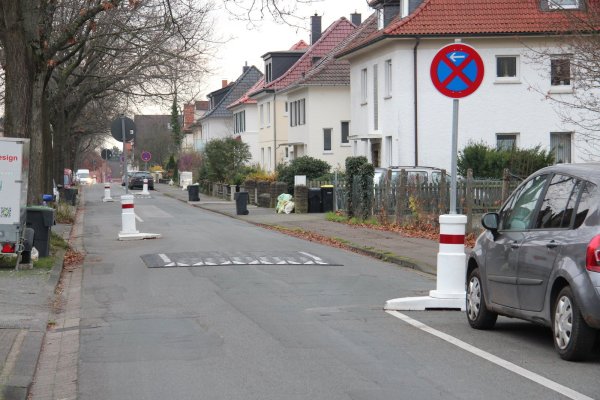 Mit mobilen Elementen versucht die Stadt die Hermannstraße zu verkehrsberuhigen. Eine Anwohnerin beantragt unter anderem die Entfernung der Poller und der sogenannten Berliner Kissen. - © Cordula Gröne