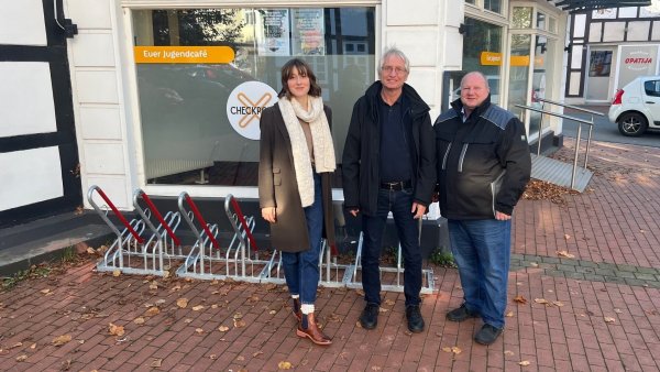 Freuen sich über die neuen Abstellmöglichkeit am Checkpoint: die Juso-Vorsitzende Lena Obermann (von links), Fraktionsvorsitzender Hans Hofste und SPD-Ratsmitglied Lars Bork. - © SPD Lage