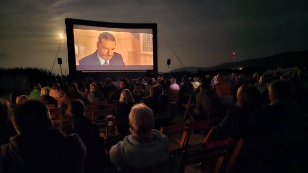 Premiere geglückt - die Hühner waren längst in den Federn, da lief auf der Egge vor ihrem Stall "Tod auf dem Nil". Es war die erste Mondscheinkino-Veranstaltung in Hörste. - © Astrid Sewing