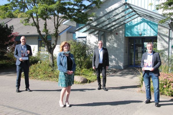 Gemeinsam stellen (von links) Dr. Bartolt Haase (Theologischer Vorstand), Barbara Milde (Betriebswirtschaftliche Leitung), Thorsten Löll (Leitender Arzt) und Udo Zippel (Kaufmännischer Vorstand) den Jahresbericht 2019/2020 vor. - © Carolin Brokmann-Förster