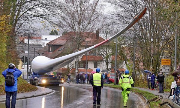Wie so ein Transport in einer Ortslage aussehen kann, zeigt dieses Beispiel aus Schorndorf im Süddeutschen. - © Gabriel Habermann