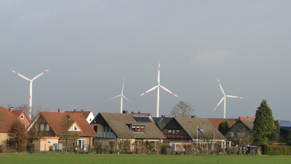 Aus vier Windrädern in der Nähe von Hardissen sollen jetzt sechs werden. Das hat die Politik nach regen Diskussionen entschieden. - © Archivfoto: Hajo Gärtner