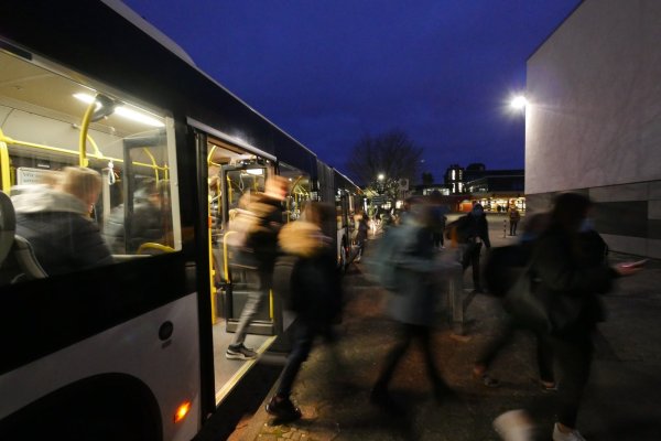 Auf dem Schulgelände wird auf die Einhaltung des Mindestabstands geachtet. In den Schulbussen ist das nicht möglich. - © Jost Wolf