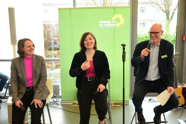 Plädieren für Digitalisierung und Nachhaltigkeit: Anja Moldehn (Geschäftsleitung des Centrum Industrial IT), Julia Eisentraut (Sprecherin für Digitalisierung, Wissenschaft, Datenschutz und Weiterbildung) und Dr. Burkhard Pohl (Fraktionssprecher Lemgo). - © Nicole Ellerbrake