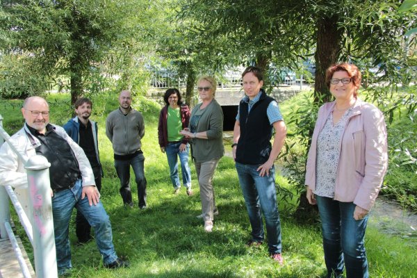 Die Akteure (von links) Thomas Behrend und Marlon Schröter (beide Theaterlabor Bielefeld) sowie Sebastian Fritzemeier (Jukulex), Isabell Rehmer (Theaterlabor), Uschi Buchte (Theaterverein Hohenhausen), Claudia Meßner (Teimeristen Bavenhausen), und Annette Engelking (Theaterverein Hohenhausen) freuen sich bereits auf die Aufführung. - © Carolin Brokmann-Förster