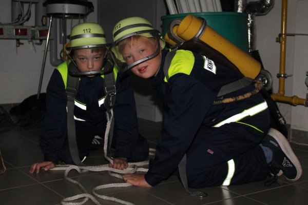 Anton und Johannes (von links) bei ihrer Rettungssimulation in einem abgedunkelten Raum. - © Sandra Castrup (LZ)