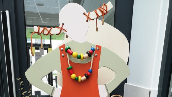 An den Silhouetten von Pippi und Michel können Schüler schrauben, montieren, zuordnen und vieles mehr. - © Astrid-Lindgren-Schule