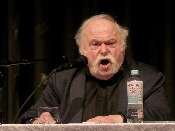 Gunter Böhnke ist auf der Bühne in seinem Element. - © Rudi Rudolph