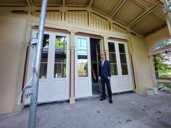 Bürgermeister Jörg Bierwirth freut sich über den Fortschritt der Sanierungsarbeiten. Mit dem neuen Anstrich und den drei Flügeltüren ist das historische Gebäude kaum wiederzuerkennen. - © Michaela Weiße