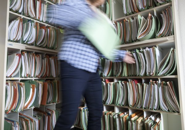 Ein Bild, das für viele dem Klischee des Beamten am nächsten kommt. Nicht nur deshalb fordert unsere Autorin dringend eine Imagekampagne. - © picture alliance / photothek