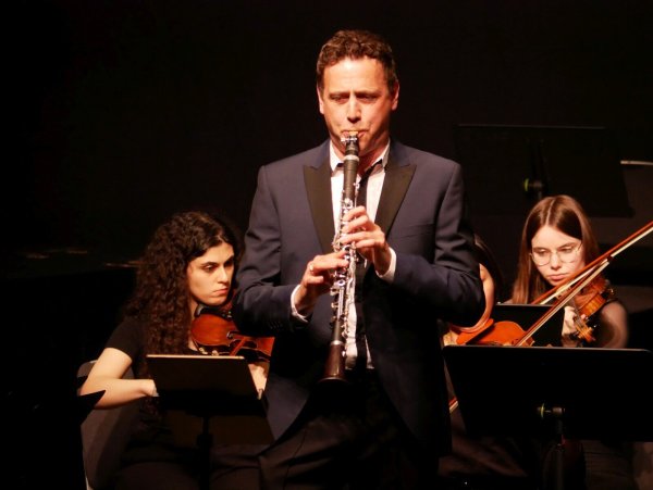Brillantes Zusammenspiel. Klarinettist Thorsten Johanns interpretiert das Klarinettenkonzert von Weinberg op. 194 mit dem Detmolder Kammerorchester unter Leitung von Daniel Stabrawa. - © Thomas Krügler