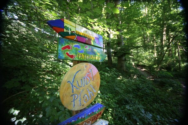 Von Kindern gemalte Schilder weisen auf den Patensteig hin – am Wochenende soll er nicht betreten werden. - © Wolf Scherzer