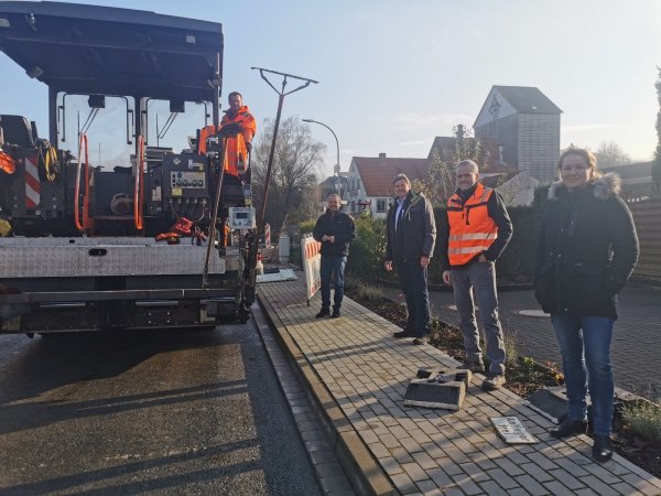 Liegt in den letzten Zügen: die Großbaustelle an der Ortsdurchfahrt Hohenhauser Straße. Nach Asphaltierung im Bereich Schürenbreder Weg kann die Straße noch im Dezember freigegeben werden. Vom Baufortschritt machen sich (von links) Bürgermeister Mario Hecker, MDL Jürgen Berghahn, Stefan Pohl (Gemeinde Kalletal) und Bauamtsleiterin Ewa Hermann ein Bild. - © Sylvia Frevert
