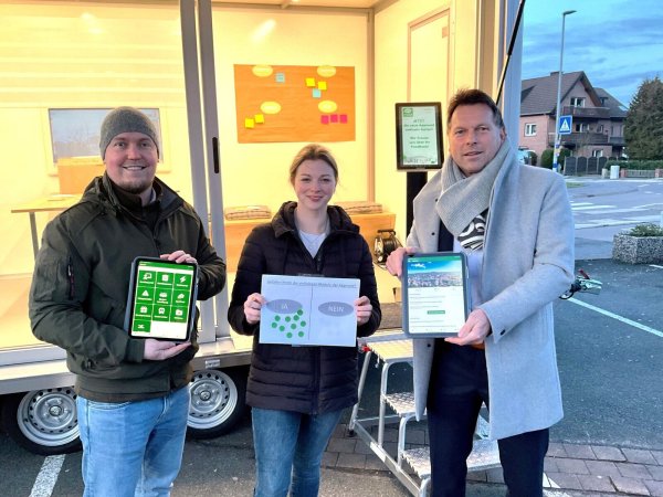 Tom Lachmann (Koordinator für Bürgerbeteiligung, von links), Elisa Henke-Bockschatz
(Gesamtprojektleiterin Smart Cities) und Bürgermeister Frank Hilker haben sich in Hiddesen einige
Rückmeldungen auf die Bürgerbefragung zur neuen Appmold angeschaut. - © Stadt Detmold