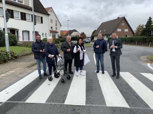 Sadik Cakmak (von links), Annemarie Göthel, Dieter Nietzold, Renate Claus, Sebastian Hokamp und Dirk Tolkemitt
stoßen auf die neue Querungshilfe an. - © Stadt Bad Salzuflen