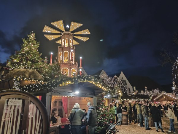 LZ-Leserinnen und -Leser teilen ihr Weihnachtsmarkt-Lieblingsbild mit uns. Dabei beweisen sie, wie festlich im Lipperland die Adventszeit begangen werden kann. Vom Bad Salzufler Weihnachtstraum über den Museumsadvent im Freilichtmuseum Detmold bis hin zum kleinen Weihnachtsmarkt in der Nachbarschaft. - © Ruth Lindau