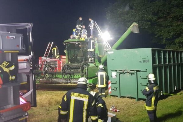 Die Feuerwehr in Schieder Schwalenberg musste eine eingeklemmte Person aus einem Mähdrescher befreien. - © Feuerwehr Schieder-Schwalenberg