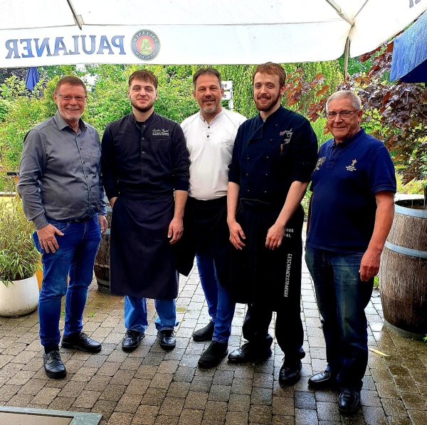 Förderer und Kochnachwuchs: (von links) Torsten Buncher, Jason Kröker, Stephan Büker, Emil Möller, Charles Culli - © Partnergesellschaft Lemgo
