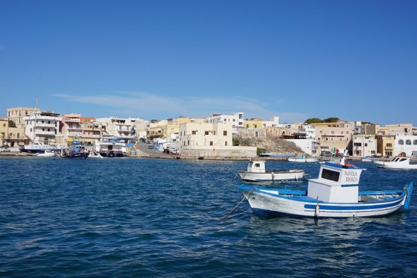 Der Hafen von Lampedusa. - © picture alliance / Xinhua News Agency