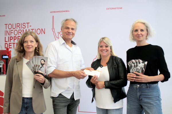 Stellen den modernisierten Ticketservice vor: Jelka Lüders (HfM), Wolfgang Meyer (Haus der Musik), Vanessa Rubart (Touristinformation) und Corinna Rox (Stadt Detmold, von links). - © HfM Detmold/Plettenberg