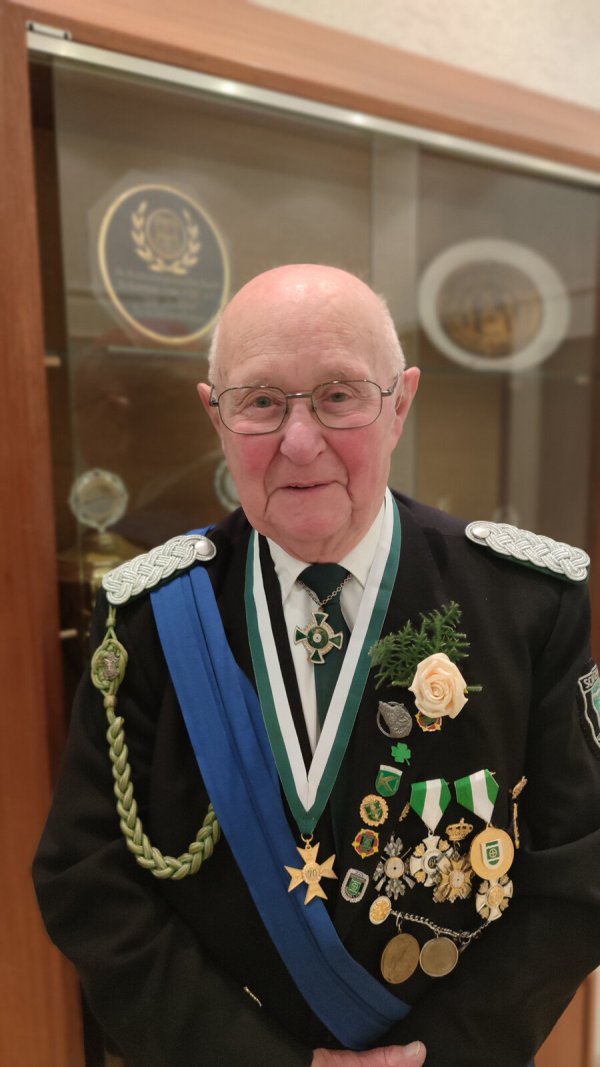 Ehrenmitglied Major Horst „Spatz“ Hermening* wurde für 70 Jahre im Verein geehrt. Der heute 88-Jährige trat 1954 in die Schützengesellschaft ein. - © Schützengesellschaft Schötmar