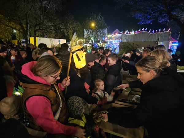 Um die 800 Teilnehmer waren in diesem Jahr beim Laternenumzug in Hörste dabei. Zum Schluss gab es im kleinen Park im Ortskern das Dorffest-Lebkuchenherz. Das Team des RSV-Hörste übernahm die Verteilung. - © Astrid Sewing