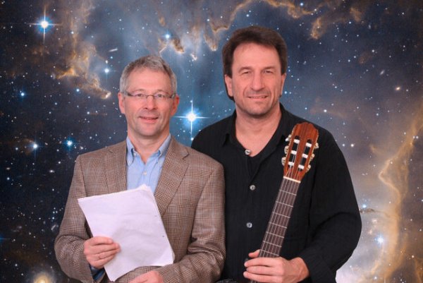 Dr. Andreas Burkert (links) und Liedermacher und Pfarrer Clemens Bittlinger. - © Erika Hemmerich