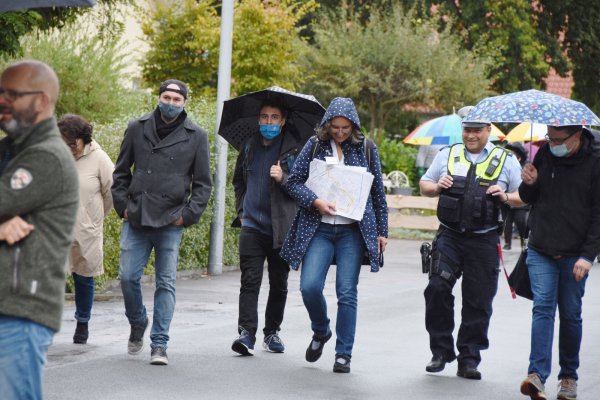 Stadtplanerin Andrea Fromberg (Mitte) aus Köln schaut sich beim Fußverkehrscheck in Pivitsheide zusammen mit den Bürgern die Gefahrenzonen rund um die örtlichen Grundschulen an. - © Raphael Bartling