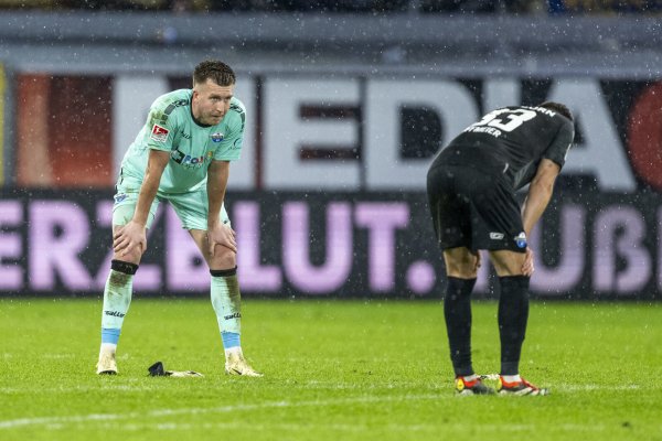 SCP-Torhüter Pelle Boevink und sein Teamkollege Marcel Hoffmeier sind nach dem 1:2 gegen Braunschweig tief enttäuscht. - © picture alliance/dpa