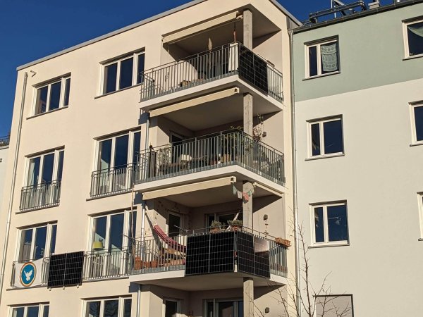 Für Mieter kann eine Balkonkraftwerk - ein an den Balkon gehängtes Fotovoltaikmodul - eine Möglichkeit sein, von der Energiewende zu profitieren. - © wikimedia/Rudy23