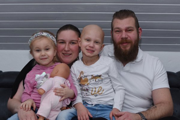 Schwester Malina (von links), Mama Sarah und Papa Björn sind froh, dass Leonie die Stammzellentransplantation gut überstanden hat. - © Raphael Bartling
