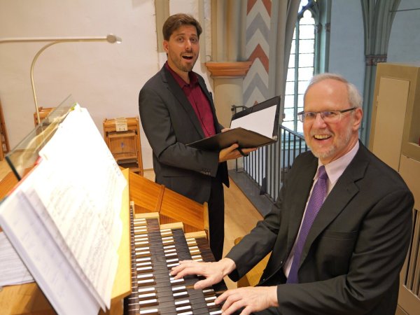 Lemgoer Sommerkonzert mit dem "Duo Himmelstöne". Bariton Andreas Elias Post und Organist Thorsten Andreas Pech brilliern mit "Sonnengesängen" der Romantik an der großen Orgel von St. Marien. - © Thomas Krügler