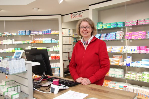 Veronika Sage hat die Aesculap-Apotheke 2003 übernommen. - © Nadine Uphoff