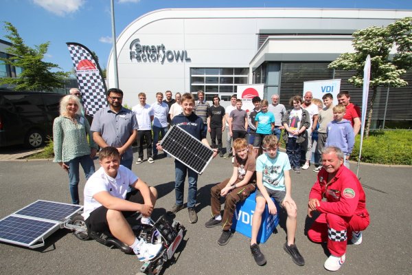 Schüler, Lehrer und Organisatoren geben vor der Smart Factory auf dem Lemgoer Campus den Startschuss für den Solar-Racing-Cup. Vorne sind zu sehen (von links): Projektleiterin Monika Pieper (Verein Energie-Impuls OWL), Elias Höfer (Realschule Aspe), Amir Gulfam (Agentur für Arbeit Lemgo), Paul Kullick (Realschule Aspe), Eike Schmidtpott und Djego Pönitzsch (beide von der Jacobischule Kalletal) und Klaus Meyer (Vorsitzender des Vereins Energie-Impuls OWL und des Vereins deutscher Ingenieure in OWL). - © Jens Rademacher