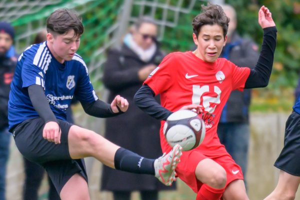 Starker Einsatz - In dieser Szene kommt Maximilian Giesbrecht von der JSG Hiddesen-Heidenoldendorf (blau, links) vor dem Postler Steven Rafael Hass (rot) an den Ball. - © EGON PENNER