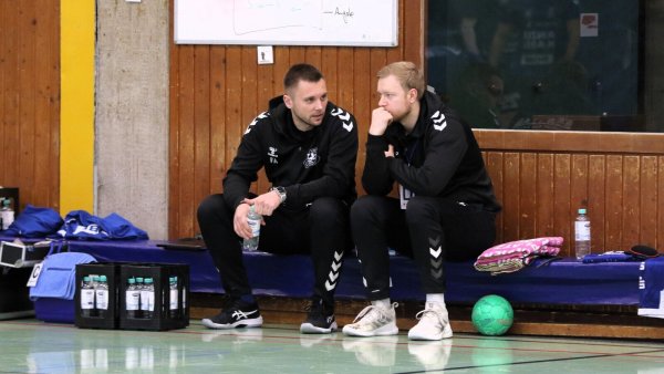 Was haben sich HBS-Trainer Fabian Arning (links) und sein "Co" Niklas Hinsch fürs Top-Spiel gegen Mennighüffen ausgedacht? - © Oliver König