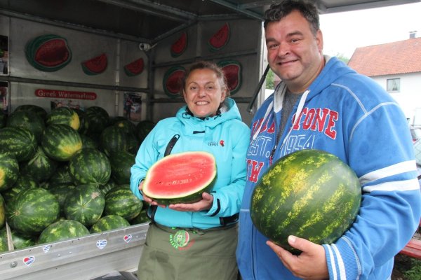 Direkt aus Griechenland beziehen Sokratis Vakirtzis und seine Ehefrau Vasiliki Kourtidou die Wassermelonen. Den Sommer über verbringen sie viel Zeit an ihrem Verkaufsstand an der B 66 in Helpup. - © Knut Dinter