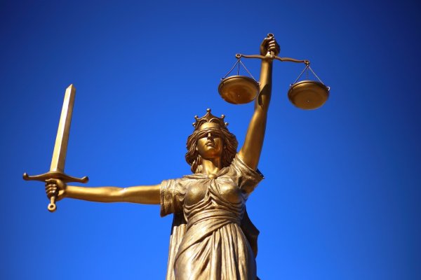 Eine Ex-Mitarbeiterin der Kreis-Ausländerbehörde muss sich derzeit wegen Bestechlichkeit und Urkundenfälschung vor Gericht verantworten. - © Symbolbild Pixabay
