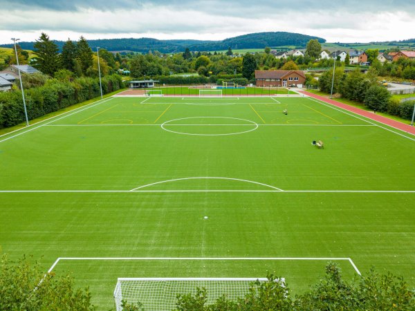 Nach Auffassung der zuständigen Übungsleiter und Koordinatoren ist durch die Neufassung der Richtlinien eine Ungleichbehandlung der Jugendlichen eingetreten, da eine von ihnen genutzte Einrichtung, nämlich der Kunstrasenplatz in Langenholzhausen, Kosten verursacht, die bisher nicht erhoben wurden. - © Gemeinde Kalletal