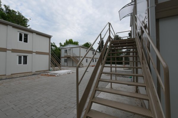 Die Containersiedlung auf dem ehemaligen Bolzplatz neben der Strothetalhalle in Kohlstädt ist inzwischen komplett mit Flüchtlingen belegt. Die Fotos stammen aus der Zeit kurz vor der Fertigstellung. - © Jost Wolf