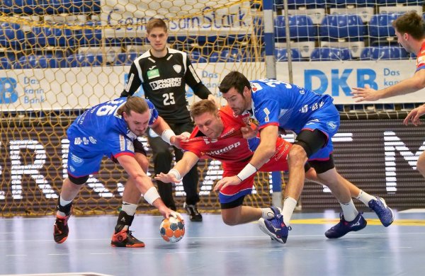 Zu selten behielt der Lemgoer Innenblock mit Marcel Timm (links) und Gedeon Guardiola die Oberhand gegen Balingens Kreisläufer Fabian Wiederstein. Foto: Jörg Hagemann - © Jörg Hagemann