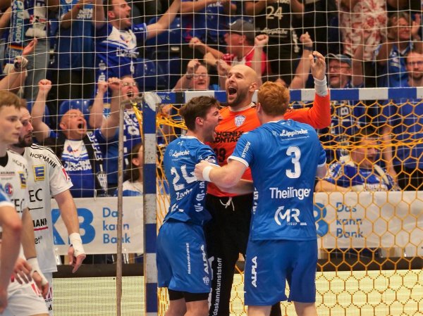 War der Held des Tages. Nach seiner finalen Parade gegen Erlangens Rechtsaußen Hampus Olsson wurde TBV-Torhüter Urh Kastelic nicht nur von den Fans, sondern auch von Lukas Zerbe und Nicolai Theilinger stürmisch gefeiert. - © Jörg Hagemann