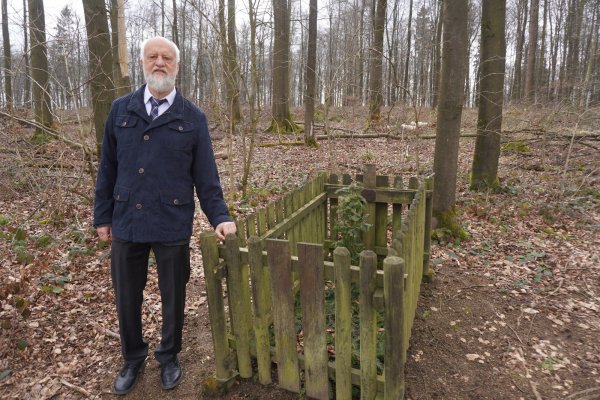 Helmut Eichmann, Vorsitzender des Volksbundes Deutsche Kriegsgräberfürsorge in Bad Pyrmont, will das Schicksal des russischen Soldaten, der im Wald bei Biesterfeld begraben liegt, aufklären. - © Michaela Weiße