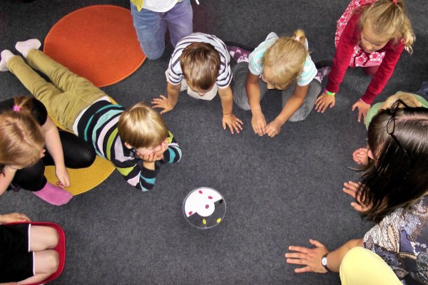 Auch Eltern sollen die Möglichkeit haben, an Veranstaltungen teilzunehmen. Deshalb soll der Kreis während dieser Zeit eine Betreuung organisieren. - © Pixa