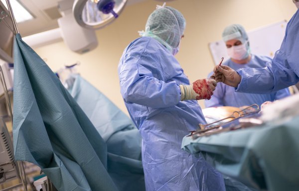 Eine Auswertung der AOK zeigt, dass auch in Westfalen-Lippe jedes Jahr Hunderte Patienten in Kliniken behandelt werden, die dafür technisch und personell nicht adäquat ausgestattet sind. - © picture alliance