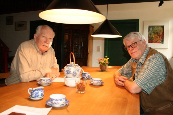 Die grauen Eminenzen der Barntruper Politik Altbürgermeister Prof. Paul Harff (links) und sein Amtsnachfolger Herbert Dahle (rechts) sitzen an einem Tisch und sind einer Meinung zum Bürgermeisterkandidaten Borris Ortmeier. Damit stehen sie im Widerspruch zu ihrer SPD-Parteispitze. - © Sylvia Frevert(LZ)